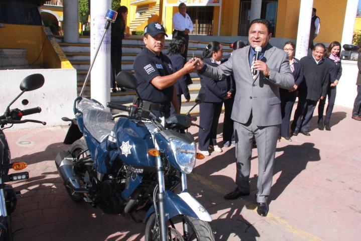 Alcalde de Tepetitla entrega 4 motopatrullas para seguridad pública