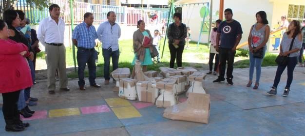 Secretario del Ayto. y regidores de Lardizábal entregan mobiliario para sanitarios a escuela
