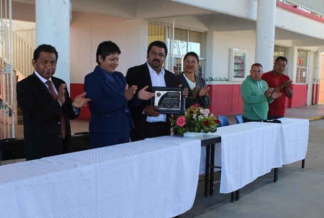 Recibe alcalde de Tepetitla reconocimiento por apoyo a  proyectos educativos