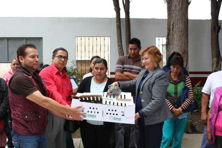 El SMDIF de Ixtacuixtla entrega 60 paquetes de animales de traspatio