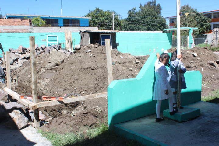 Alcalde coloca primera piedra de obra en kínder “Pestalozzi”