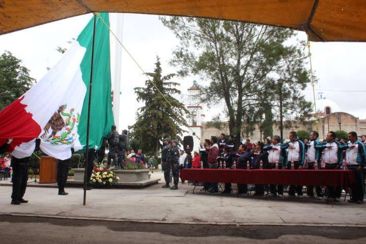 Alcalde entrega Asta Monumental y encabeza desfile del 20 de noviembre