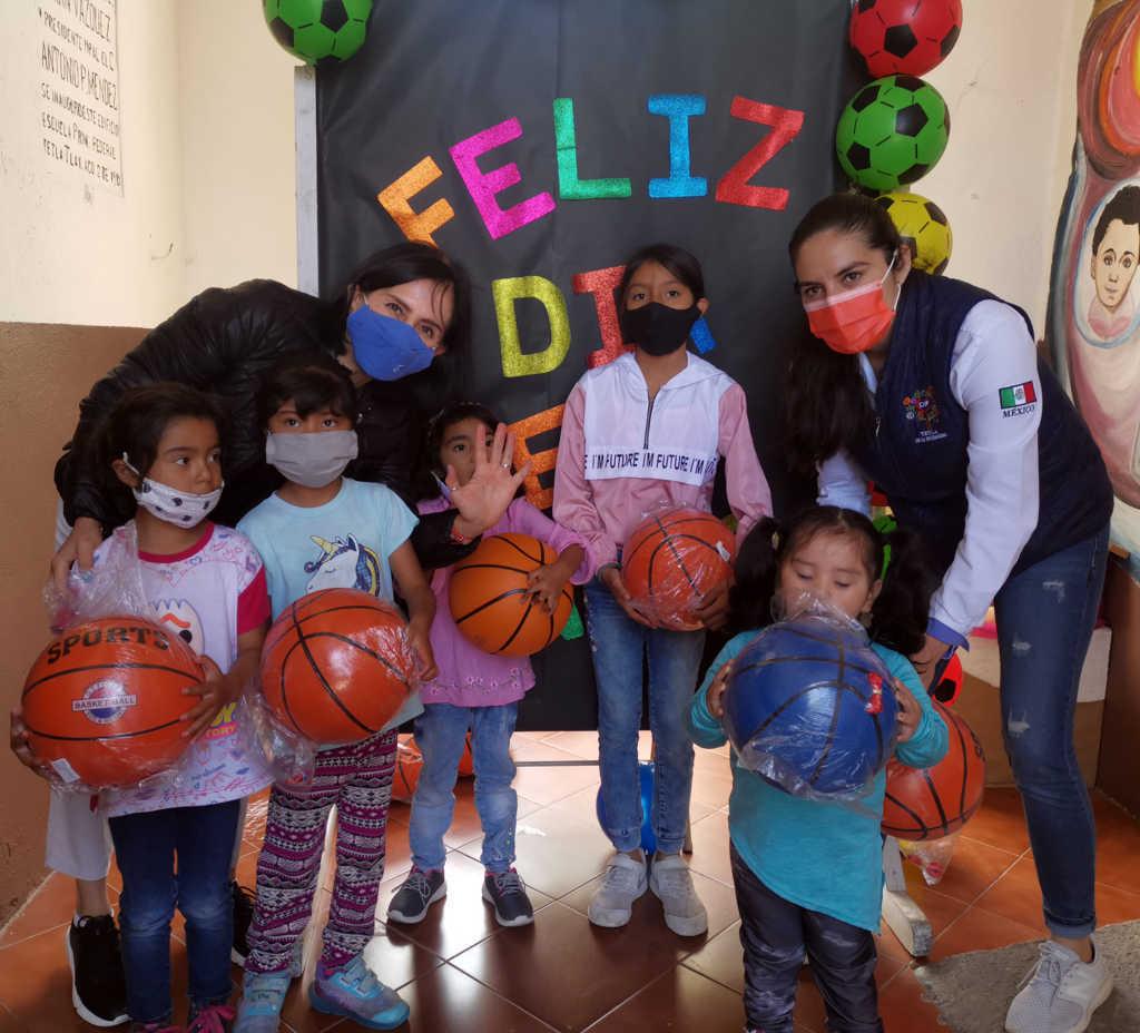 Entrega DIF de Tetla de la Solidaridad regalos a niñas y niños