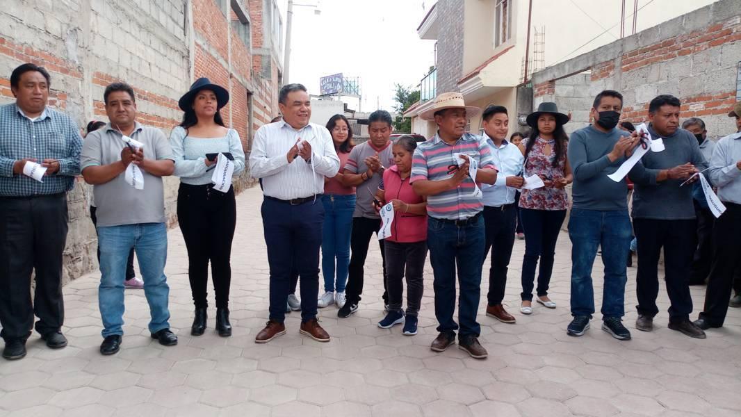 Alcalde de San Pablo del Monte entrega obras de pavimento en las comunidades