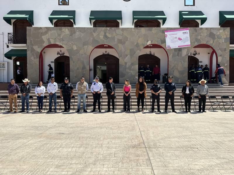 Alfredo Ponce entrega patrullas y uniformes a la policía en Atlangatepec 
