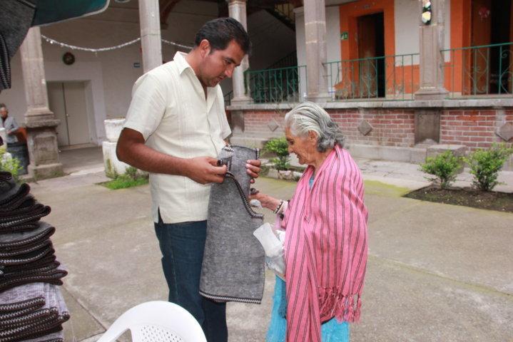 Abuelitos del asilo de Españita reciben cobijo