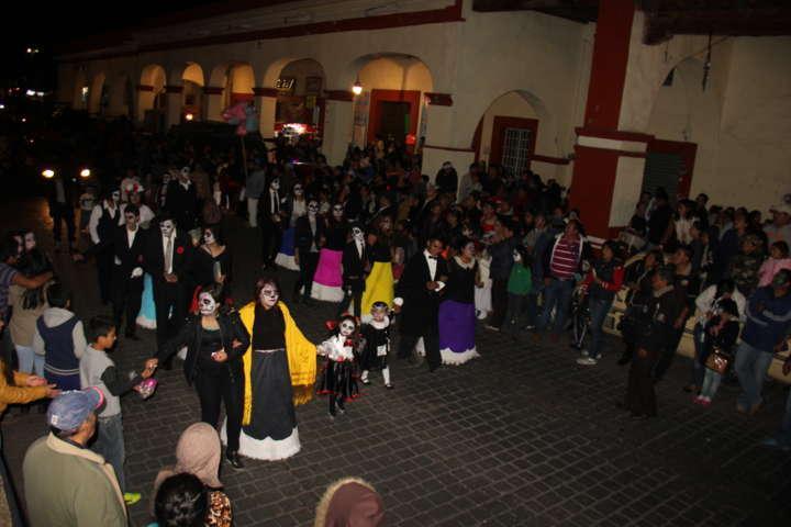 Desfile de “Día de Muertos” en Calpulalpan reúne a más de 10 mil personas