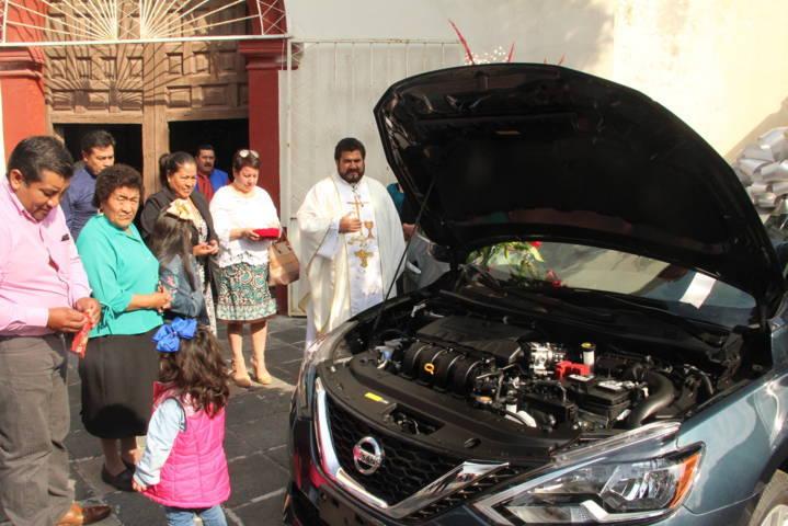 Comité e Iglesia entregan vehículo rifado para restaurar parroquia de Ixtacuixtla