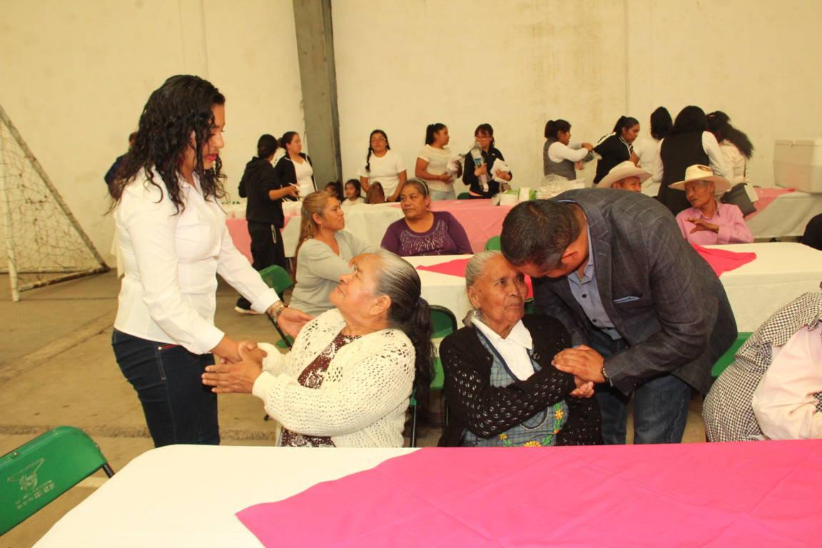 Apapacho Herrera Vara a cientos de abuelitos de Nopalucan