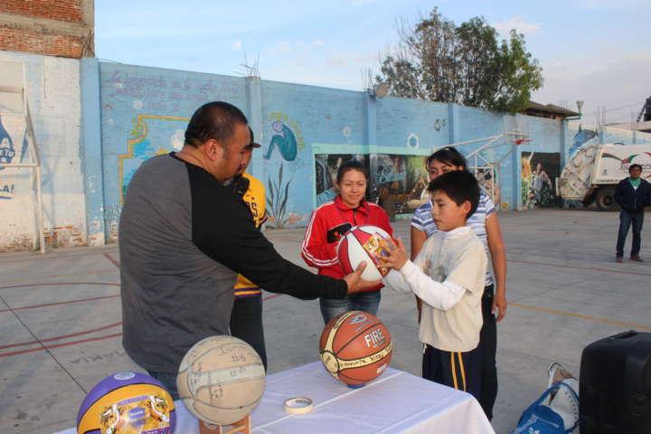 Alcalde fomenta el deporte inaugurado una escuela de basquetbol
