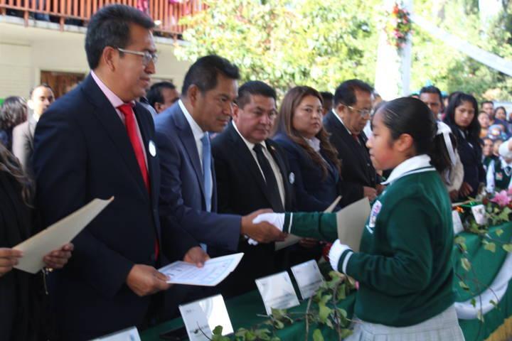 Cano Coyotl apadrina a 480 alumnos de la secundaria General Gabriela Mistral