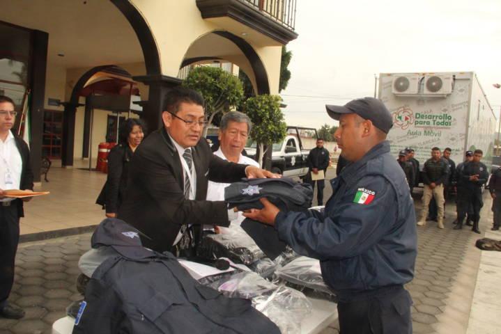 Entrega alcalde 2do paquete de uniformes a elementos de Seguridad Pública 