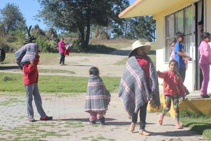 Ayuntamiento de Calpulalpan otorga cobertores a sectores vulnerables