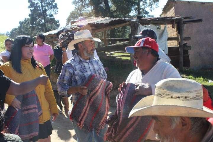 Ayuntamiento de Calpulalpan otorga cobertores a sectores vulnerables