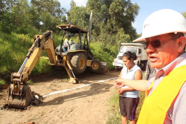 Arranca alcalde obra de drenaje sanitario en calle la barranca