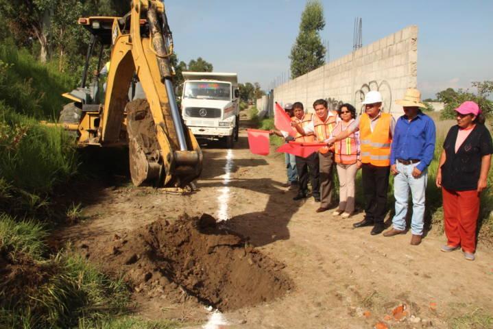 Arranca alcalde obra de drenaje sanitario en calle la barranca