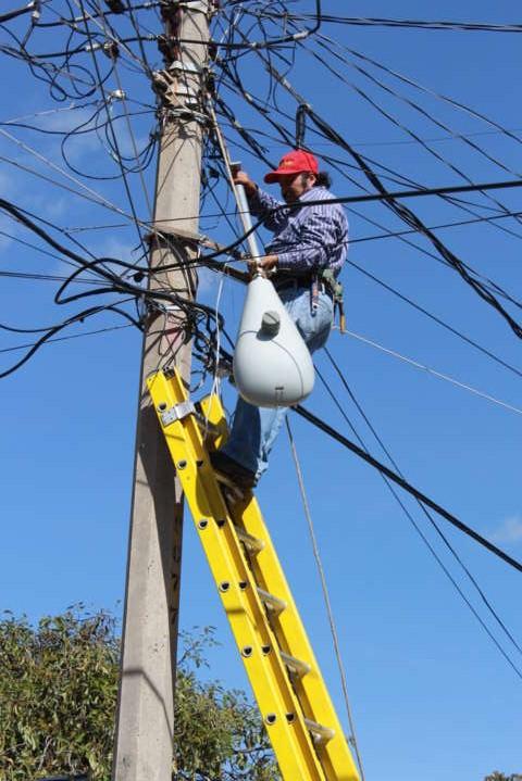Inicia Gobierno Municipal de Xicohtzinco reparación de lámparas