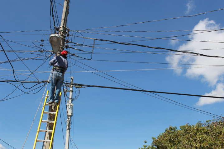 Inicia Gobierno Municipal de Xicohtzinco reparación de lámparas