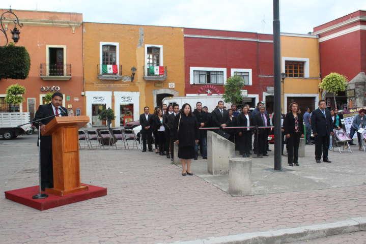 Arrían bandera autoridades de Tocatlan en el zócalo capitalino