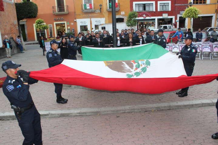 Arrían bandera autoridades de Tocatlan en el zócalo capitalino