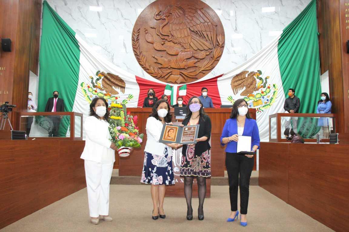 Entrega Congreso del Estado presea Natalia Teniza Portillo a Edith Méndez Ahuactzin
