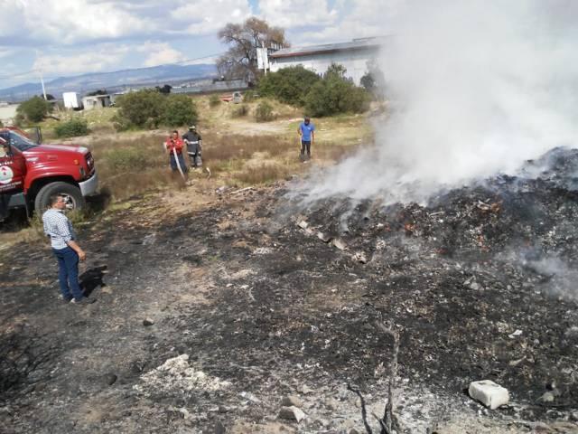 Servicios de emergencia de Huamantla sofocan incendio en terreno baldío