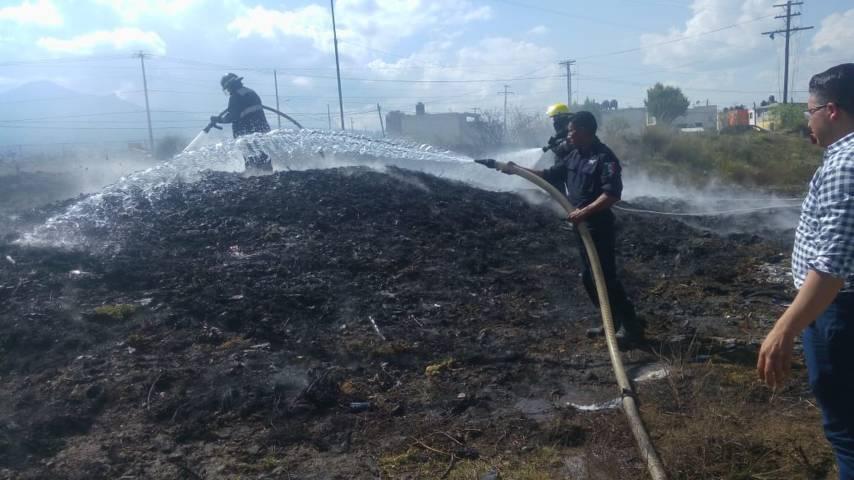 Servicios de emergencia de Huamantla sofocan incendio en terreno baldío