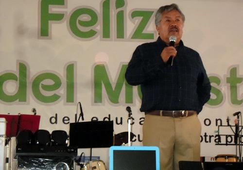 Celebra el alcalde de Ixtacuixtla a los maestros por su día