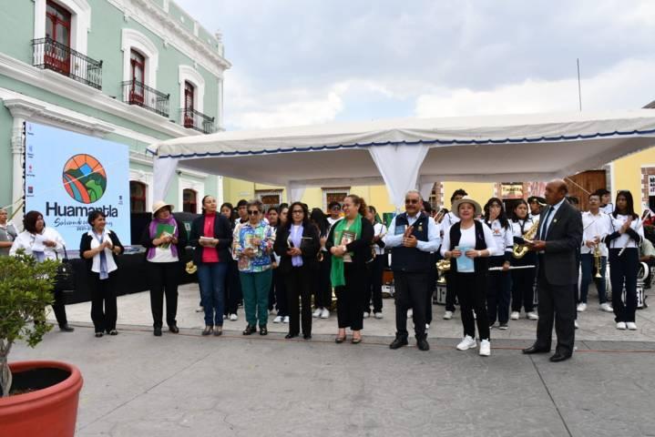 Logra Cobat la meta de un kilómetro de libros en Huamantla