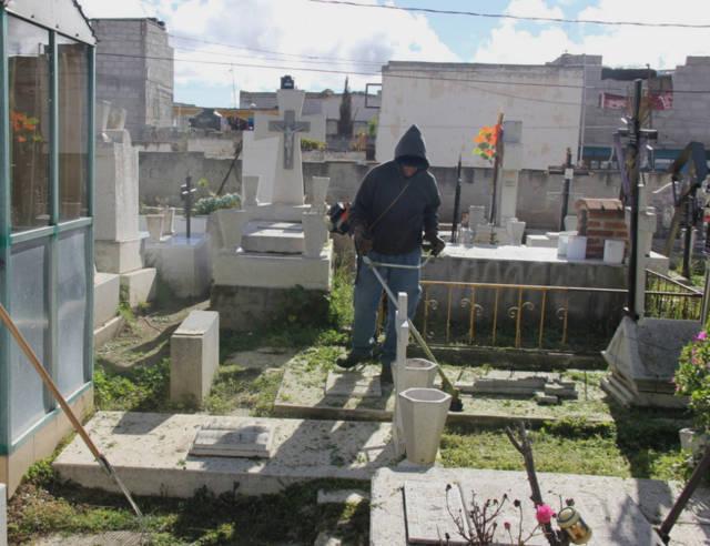 Ayuntamiento alista los panteones limpios en el marco de Día de Muerto