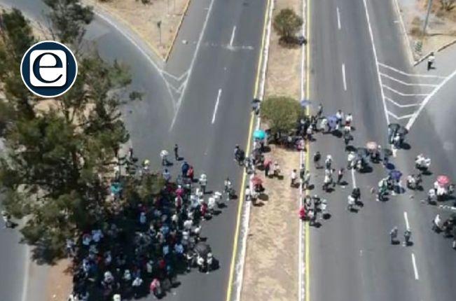 Manifestantes paralizan la ciudad y cierran carreteras por cambios en Pensiones Civiles