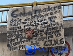 Cuelgan en la capital narco manta y cabeza de cerdo contra Ramón Celaya