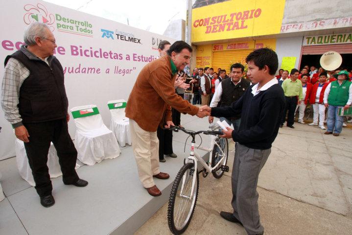 Entrega Fundación Telmex bicicletas a jóvenes de Tlaxcala