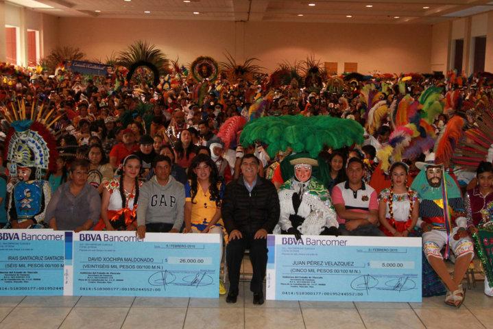 Entregan apoyos a camadas de huehues en Tlaxcala