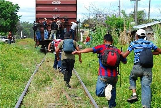 A balazos cazan policías a migrantes que iban en tren