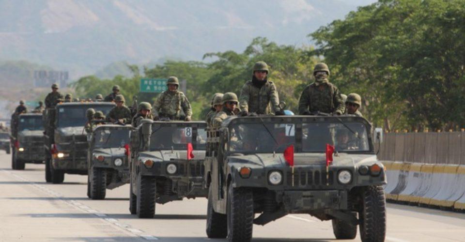 A pedradas corren a convoy militar en Huactzinco