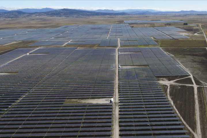 Marco Mena inaugura parque de energía solar con la mayor tecnología en el país