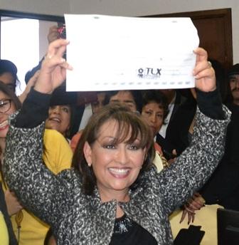 Le gritan gobernadora y Lorena Cuéllar se registra