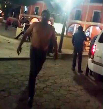 Mal perdedor llega borracho y golpea a policías en Texoloc