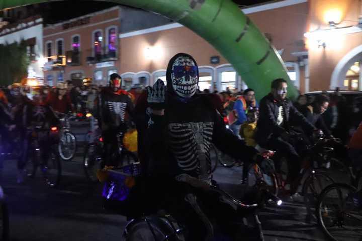 Alcalde impulsa las tradiciones de Día de Muertos con un paseo nocturno