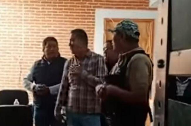 Pobladores de Tlaltelulco se hartan de Toño Pluma por transa y déspota
