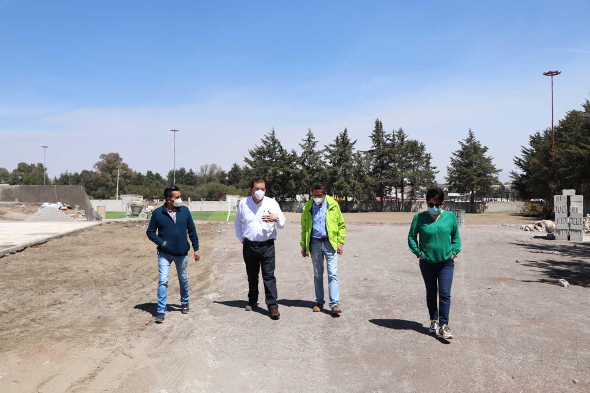 Supervisa alcalde de Huamantla trabajos de construcción de cancha de futbol 7
