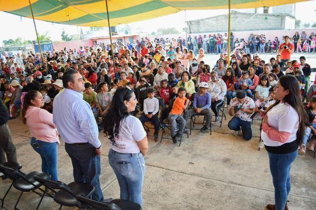Entrega Red de Mujeres Demócratas Liberales ropa en Cuapiaxtla y Acuitlapilco