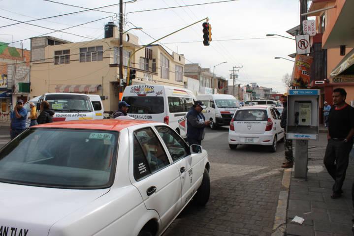 Ayuntamiento da solución al conflicto entre taxistas y colectivas por un paradero