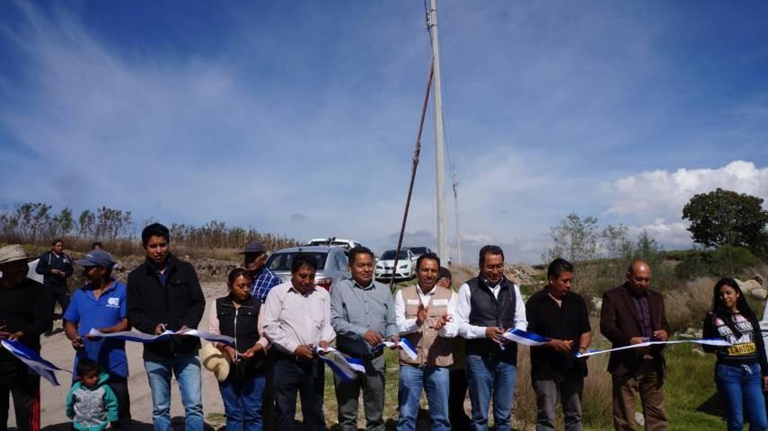 Presidente Municipal entrega obras de red de eléctrificación en San Pablo Del Monte