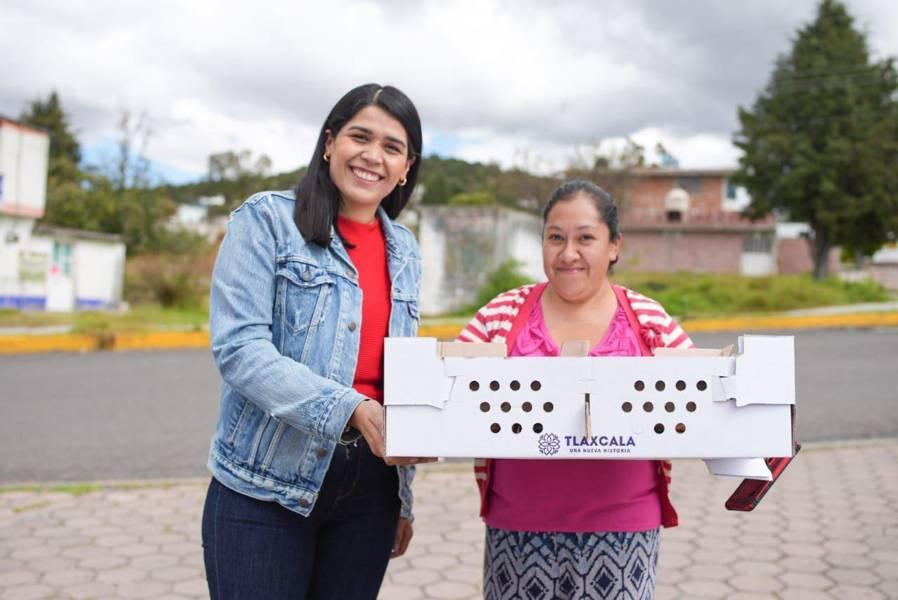 En Atlangatepec la diputada Diana Torrejón entrega paquetes de aves 