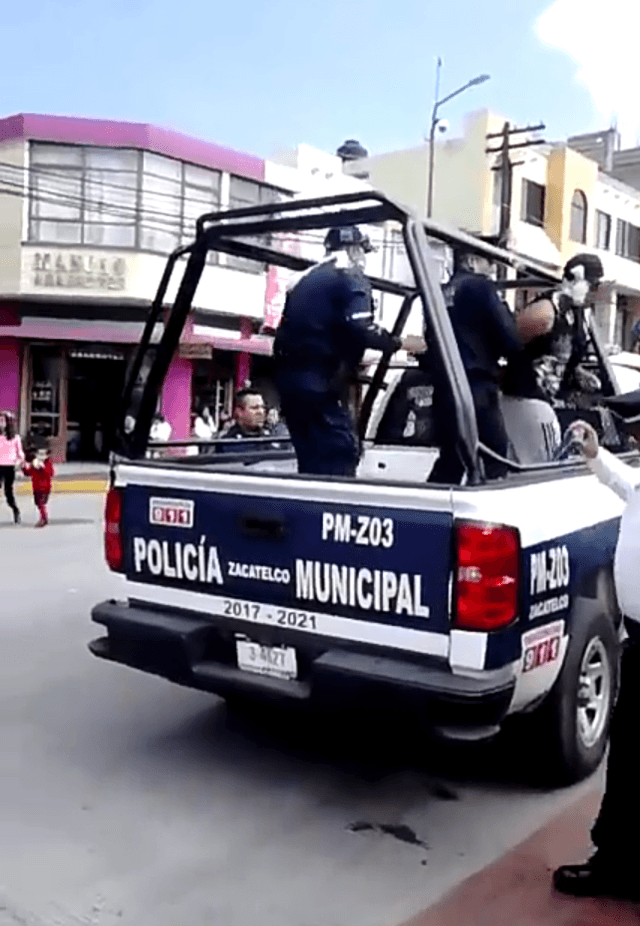 Intolerancia en la policía de Zacatelco, detienen a sujeto que rocio con espuma a elemento