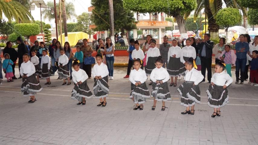 Cutberto Cano da el tradicional Grito de Independencia en San Pablo del Monte