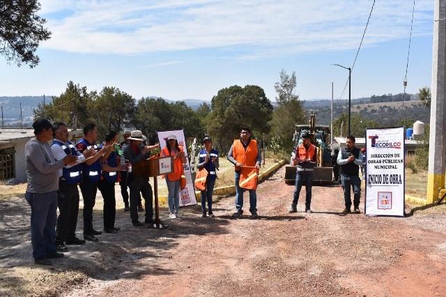 Alcalde de Tecopilco ejecuta obra de pavimento en calle Frontera 