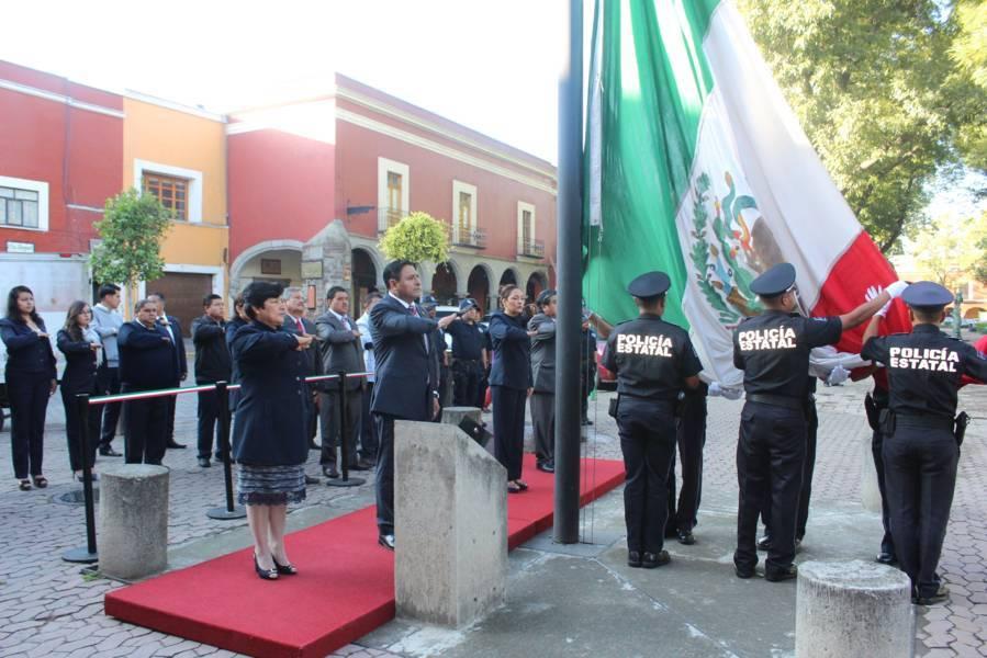 Encabeza Celis Galicia Izamiento de Bandera en la capital